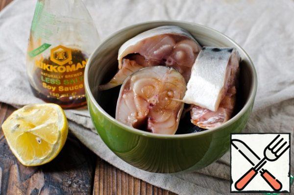 I must say that I got two forms, such as in the photo.
Gut the mackerel, rinse and cut into pieces. Put it in a bowl and marinate in 2 tablespoons of lightly salted soy sauce.