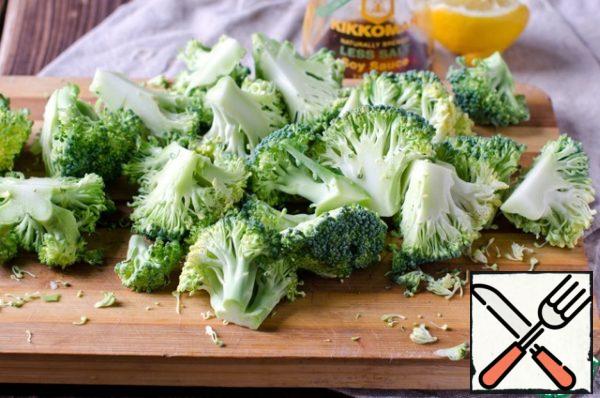 Broccoli disassemble on inflorescences and boil in salted water for 5 minutes.