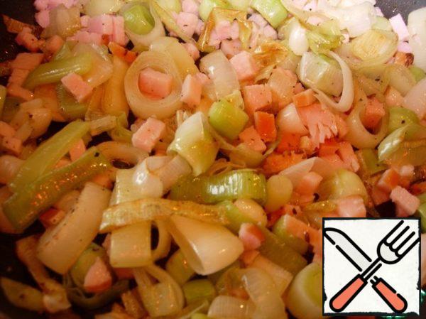The white part of the leek cut into rings and fry in butter until Golden brown, add the diced tenderloin, pepper and a little salt.