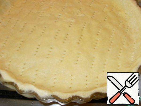 The dough is rolled into a circle and using a rolling pin is transferred to the form (I have 28cm), form the bumpers and prick with a fork.