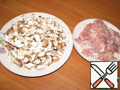 Mushrooms finely cut, legs as carefully as possible to disassemble the parts and separate the meat.