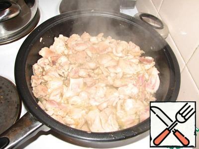 Shift the mushrooms from the pan and fry the chicken on it until half-cooked. Salt and pepper it so that it is saturated with aroma and taste.