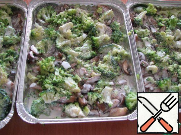 Evenly distribute the broccoli, add salt and pepper to taste, add spices and pour cream.
