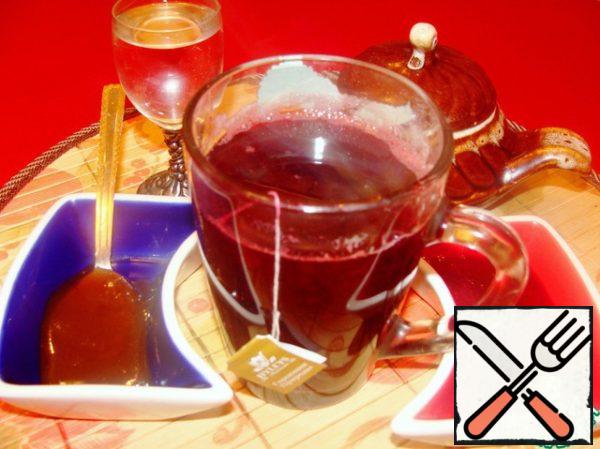 Berry broth to strain, brew in it a bag of black tea with hibiscus and rosehip, cover with a saucer and allow to infuse for 2-3 minutes. Immediately before serving, pour the previously squeezed berry juice. Drink moderately hot or warm.