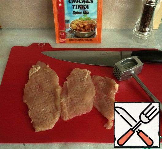 Each fillet should be cut into three pieces on the flat side, that is, you will get three steaks. Lightly beat off, sprinkle with chicken seasoning. Let him stand and rest.
