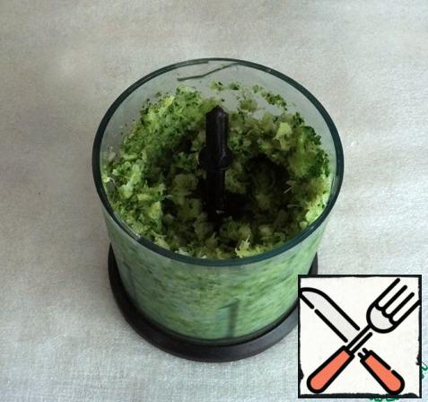 Meanwhile, the broccoli is ground in a blender or finely chopped, lightly salted.