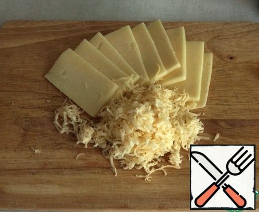 Grate a piece of cheese, cut the rest into thin slices.