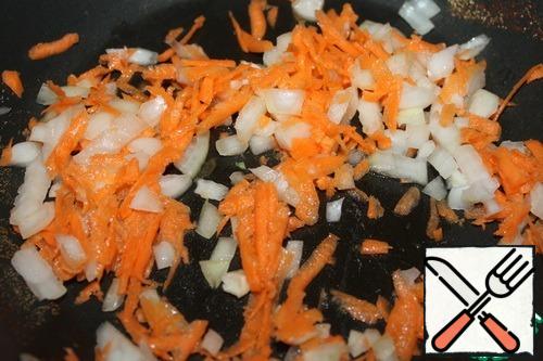 Onions cut, carrots grate on a coarse grater and fry together in vegetable oil.