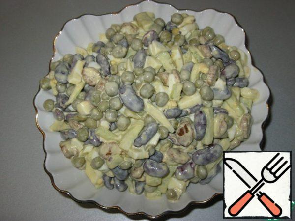 Add the crackers before serving. Mix everything, add salt and season with mayonnaise.