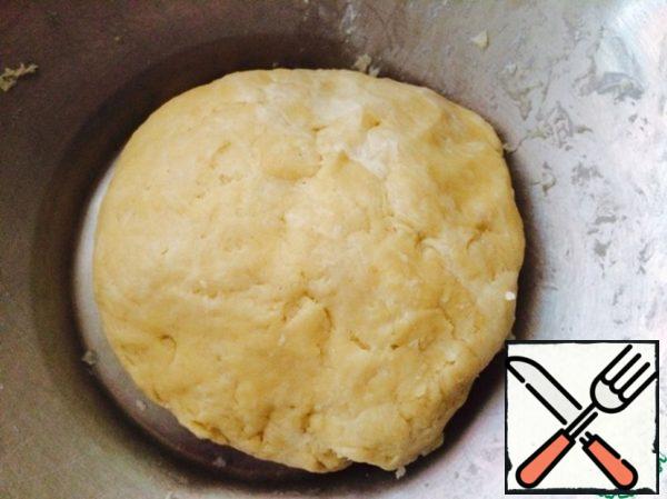 Knead the dough: mix flour, softened butter, sour cream, salt and sugar. Knead dough. Put it in the freezer for 20 minutes or in the refrigerator for 1 hour.