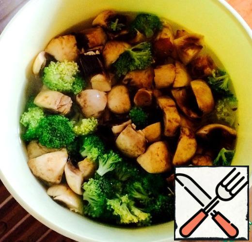 Slice the mushrooms, broccoli disassemble into small florets. Mushrooms and broccoli pour boiling water for 2 minutes. No cooking and frying! We want to get the maximum taste and benefit from vegetables. Water leaked-added soy sauce for a special flavor.