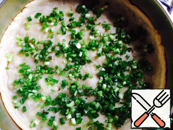After 20 minutes, remove the cake from the oven and lay the layers: green onions.