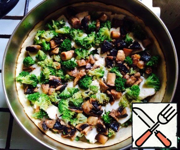 Broccoli and mushrooms (the liquid is poured into a pie!).