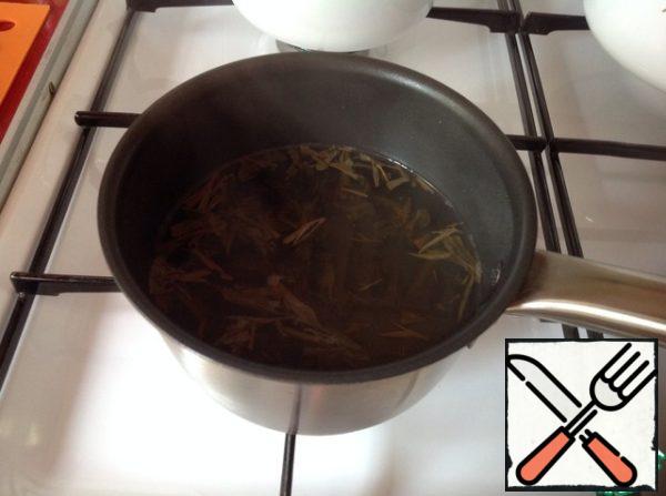Remove from the heat, brew the tea in sweetened water and let it brew for 15 minutes. Add lemon juice, strain.
