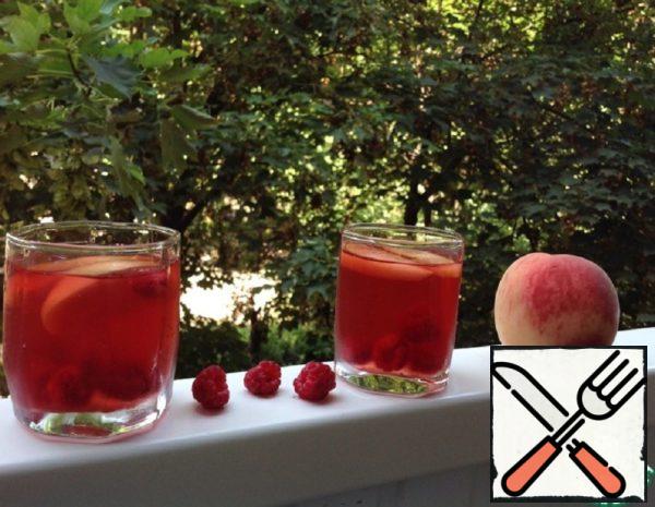 Cooling Drink of Green Tea, Peaches and Fresh Raspberries Recipe