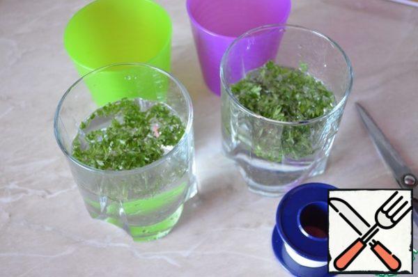 Pour about 1/3 cup of water into a glass, pour out the greens.
