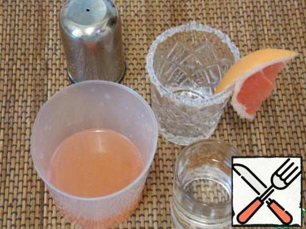 Of grapefruit squeeze the juice, dip the rim of the glasses and drop immediately into a large salt. I do not advise small, salt will kill the taste. Now pour vodka into the juice, mix, strain and pour into glasses, decorate with a slice.