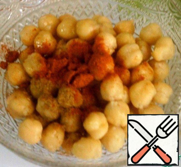 Often boiled chickpeas remain after cooking various dishes, then it can be used for salad. If not, then soak the chickpeas in advance, you can overnight. Boil until tender, about 40 minutes before the end of cooking, add salt. Add paprika and a little cumin. Add oil, seasonings.
