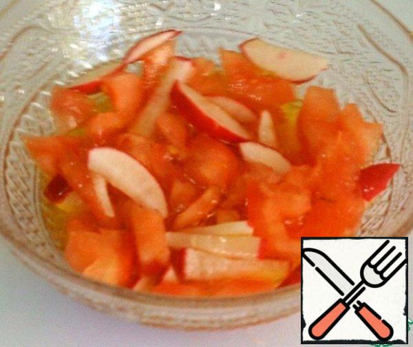 Mix tomato and radish. Add oil, vinegar and a pinch of salt.