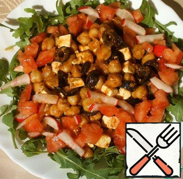Put the arugula on a platter, season with salt and pepper and put it on top of the chickpeas. Distribute the sauce, radish and tomato in a circle.