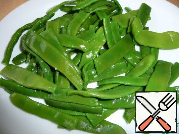 Put boiled beans on a plate. (Beans boil in boiling salt water for no more than 5 minutes, rinse under cold water, cool).