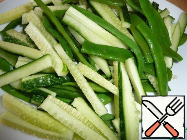 Put the cucumber on top. Cut it into small ribbons.