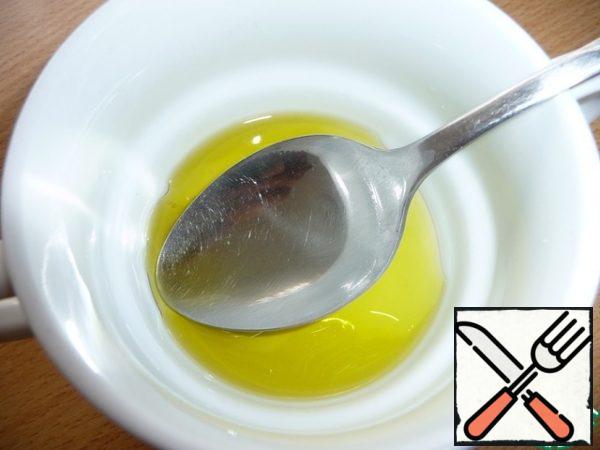 Prepare the oil fill for the salad. Pour lemon juice into the oil.