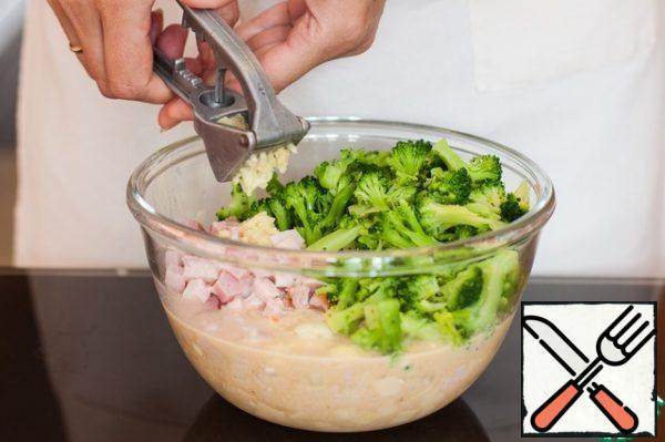 Stir without whipping and add cheese, ham, onion, garlic through the press and broccoli.