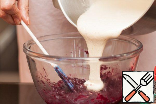 Beat the eggs with sugar until fluffy white foam and pour into the beet puree, mix gently-from the bottom up.