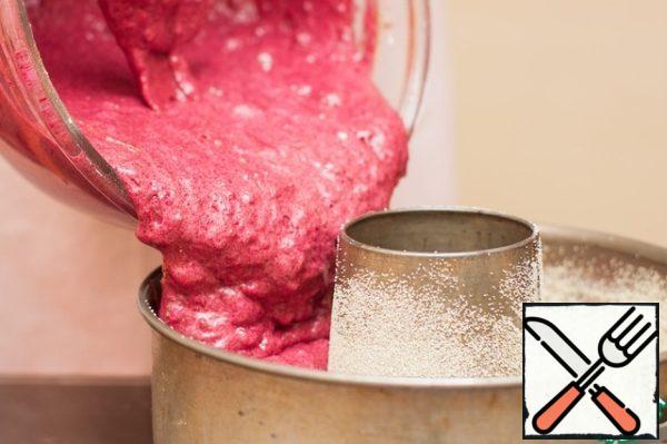 And pour into a mold greased with butter and sprinkled with semolina or flour. If you bake in a round shape without holes, the cake will turn out to be wetter, but you will have to bake it a little longer. Check the readiness with a match!
