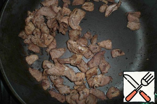 Wash the meat, dry, cut into thin slices and fry
on a dry pan until ready-about 20 minutes.