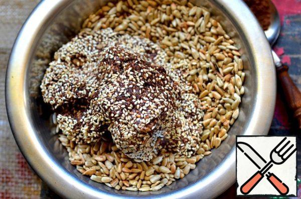 Take a lump of the resulting mixture, knead it in the remaining seeds and sesame seeds.