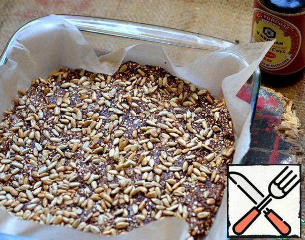 Cover the form with parchment paper, put the mixture on paper and smooth it out with your fingers, distributing it over the form.
