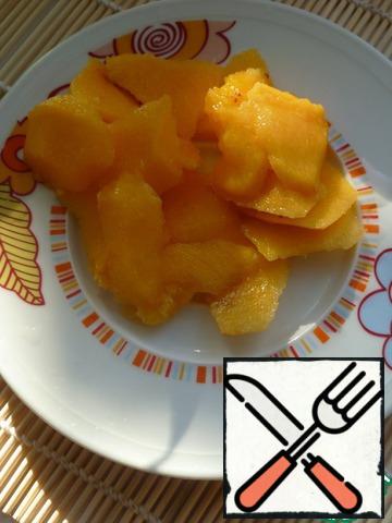 Peaches (nectarine) clean, flesh cut into thin slices.