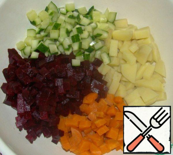 Cut everything into small cubes: carrots, beets, potatoes and fresh cucumber.
