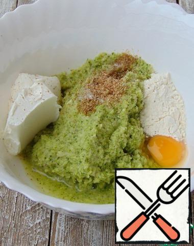 To vegetables add 1 egg, flour (tablespoon without slides), spices and cream cheese (fit Philadelphia) - 2 tablespoons.