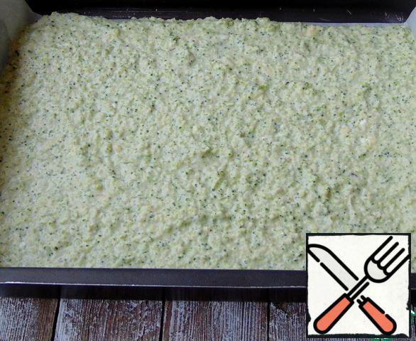 It is good to grind the mass and put in a mold size 20 to 30, covered with baking paper.
Bake the cake in a preheated oven at 180 degrees. about 15 minutes.