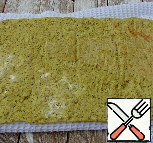 Turn the hot cake over on a kitchen towel, carefully remove the paper.
Let the cake cool.
