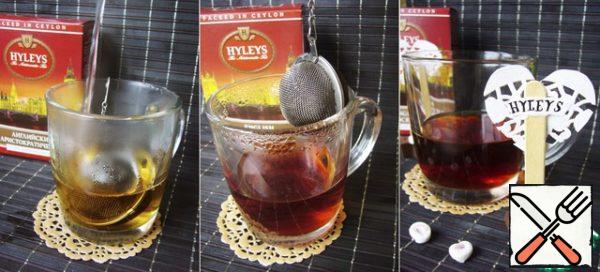 In a strainer I poured 1 teaspoon of black tea and filled it with boiling water. Gave tea infuse and took the strainer out of the glass.