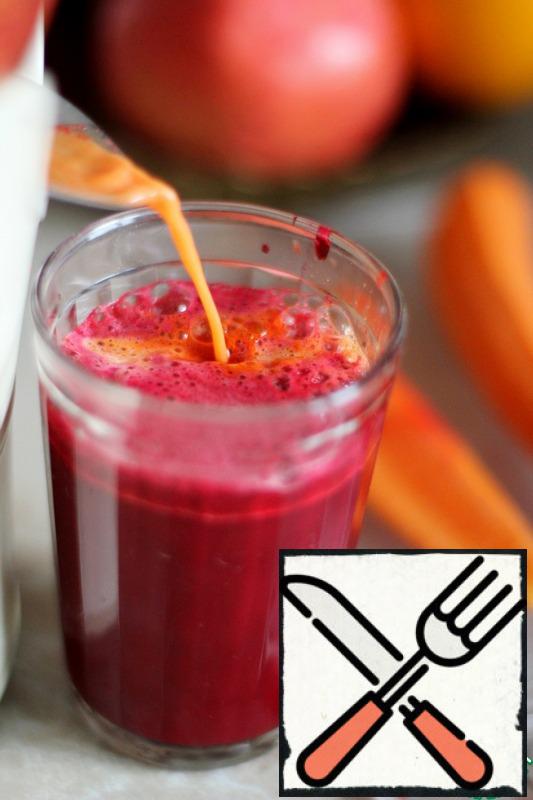 Next, clean the beets and ginger, wash the carrots and pass through the juicer. In a glass of juice, take three carrots and half a beet and 1 cm of ginger.