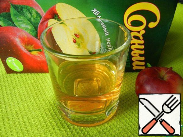 Cook Apple juice or you can take the ready (I'm ready). This cocktail is also perfect grape or pear juice.