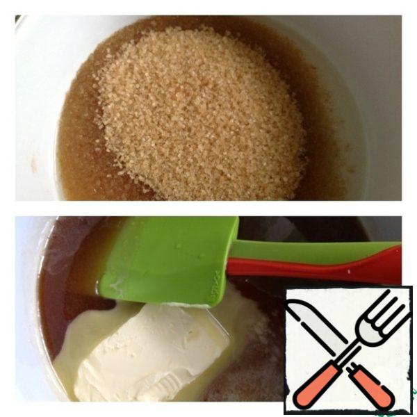 Pour 50 ml of water into the ladle and add 2 packs of sugar. Cook the caramel on low heat for 7 minutes. Add 50 grams of butter and brandy. Cook for another 5 minutes.
