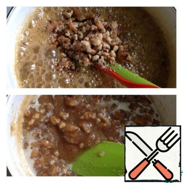 Add walnuts, chopped not very large and not small. Medium-sized pieces. Stir constantly, pour in the cream and cook for another 3 minutes.
