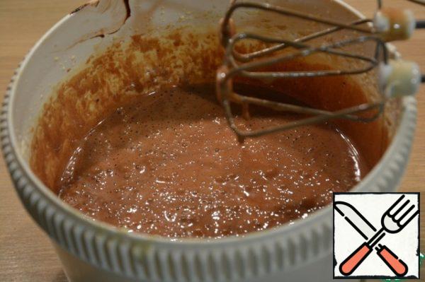 Add the chocolate mixture to the egg and whisk together.
