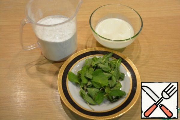 To prepare the icing sugar mint grind in a blender (or cut with a knife), mix with milk and pour into powdered sugar with constant stirring. Add green food coloring and mix thoroughly. The glaze should get the consistency of sour cream.