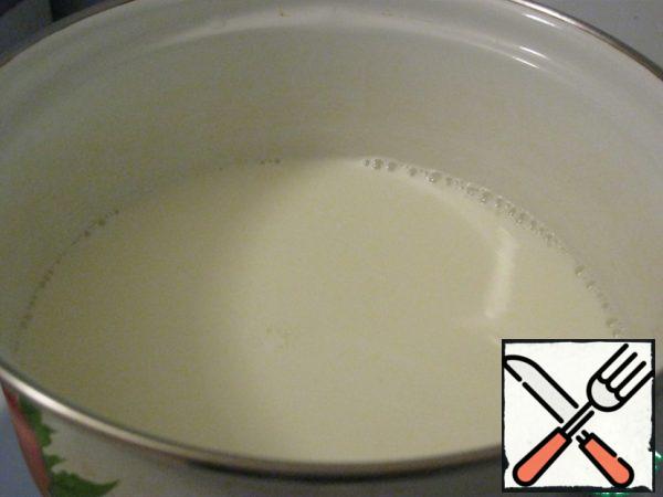 Prepare the white layer.
Ever need:
200 ml cream 200 ml milk 1 tbsp condensed milk 1 tbsp of sugar and 10 grams of gelatin, vanillin.From the total quantity 200 ml. milk 100 ml. molded in which is dissolved 10 grams of gelatin. The remaining milk is mixed with 200 ml. cream and put in a pan on a slow fire. Continuously stirring, add there condensed milk and sugar (the amount of sugar to adjust to taste).