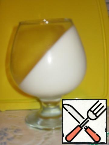 When the contents become warm, add the gelatin dissolved in milk. Continuing to stir continuously, bring to 70-80 degrees, but in any case not to a boil. Remove from heat, add the vanilla, cool to a barely warm and pour over the glasses.Glasses set at an angle. To tilt, it is convenient to use a suitable box. For reliability, you can attach the tape.When cool, refrigerate for 3-4 hours.