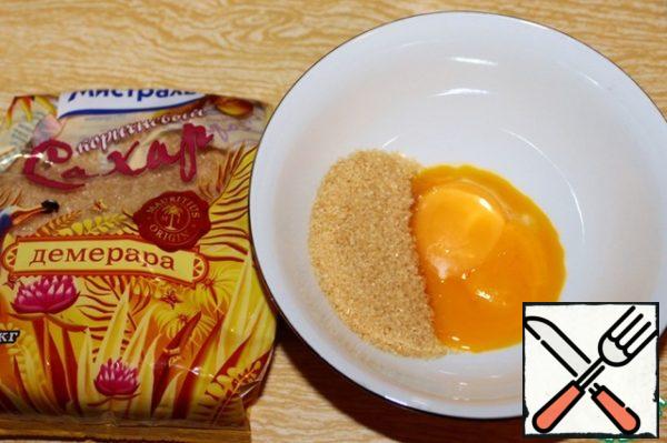 Only yolks are needed to make tea. Carefully separate them from the proteins.
