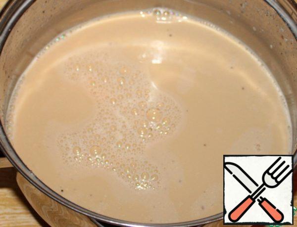 Quickly pour the yolks, stirring them continuously so that they do not curl for 1-2 minutes. Pour custard in cups, to serve for dessert. You can add cream to the milk, vanilla, 10 g of butter.