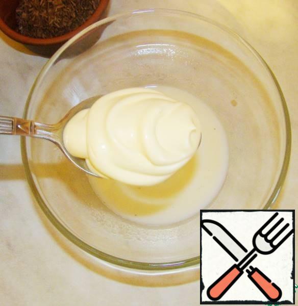 Milk, a pinch of salt and sugar mix well whisk. Enter mayonnaise, sift the dry component-flour with a pinch of baking powder and cocoa powder.